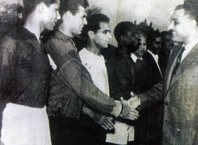 السيد الضظوي مع المنتخب المصري يتلقي تهنئة الرئيس جمال عبدالناصر