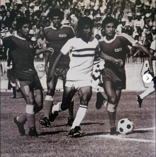 فاروق جعفر نجم الزمالك ينطلق بالكرة وخلفه حمدي نوح وأحمد أبو رحاب نجمي اسكو