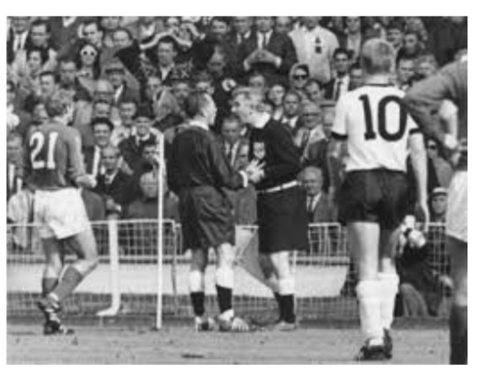 الحكم السويسري ومساعده الروسي في المونديال