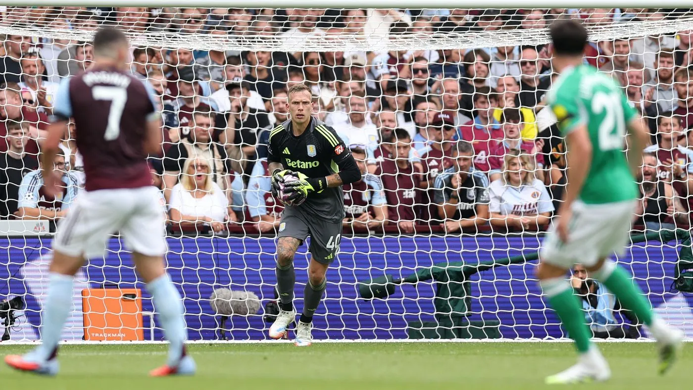 رجل المباراة حارس مرمي أستون فيلا الهولندي ماركو بيزوت 