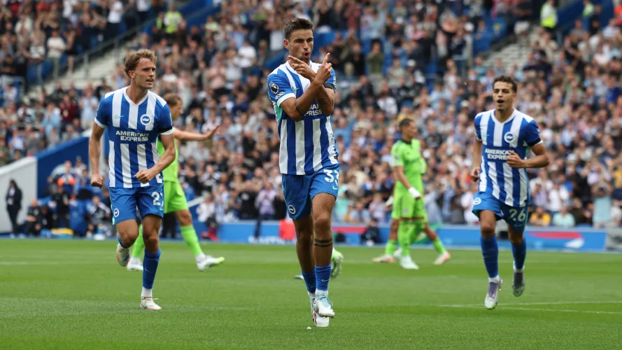 رجل المباراة لاعب برايتون الوسط المهاجم الدنماركي مات أوريلي