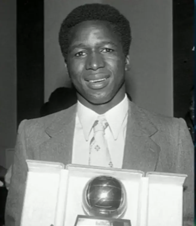 النجم المالي ساليف كيتا أول من فاز بجائزة الكرة الذهبية الأفريقية 